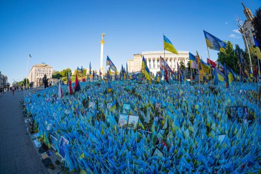 Meydanda birçok Ukrayna bayrağı var Meydan Nezalezhnosti. Khreshchatyk caddesinde düşen Rus-Ukrayna savaş bayraklarının kurbanlarının anıları. Kyiv, Ukrayna. 08-05-2023