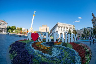 Yazı ve çiçek aranjmanı Khreshhatyk KIEV 'in merkezi caddesi Kyiv' in Ukrayna şehrini seviyorum, UKRAINE 05-04-2024.