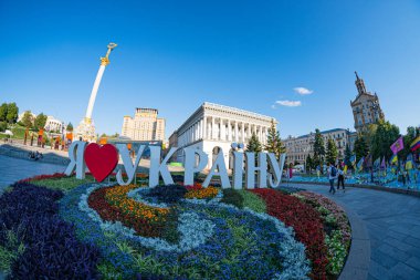 Yazı ve çiçek aranjmanı Khreshhatyk KIEV 'in merkezi caddesi Kyiv' in Ukrayna şehrini seviyorum, UKRAINE 05-04-2024.