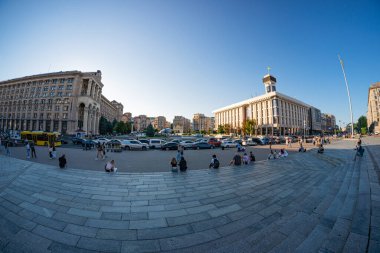 ATO, Stalin ve modern mimari KIEV, UKRAINE 08-04-2024 tarihli fotoğraf sergisi, Stella, Institutskaya Caddesi anıtlarıyla Independence Meydanı 'nın akşam manzarası.