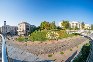 ATO, Stalin ve modern mimari KIEV, UKRAINE 08-04-2024 tarihli fotoğraf sergisi, Stella, Institutskaya Caddesi anıtlarıyla Independence Meydanı 'nın akşam manzarası.