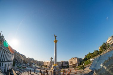 ATO, Stalin ve modern mimari KIEV, UKRAINE 08-04-2024 tarihli fotoğraf sergisi, Stella, Institutskaya Caddesi anıtlarıyla Independence Meydanı 'nın akşam manzarası.