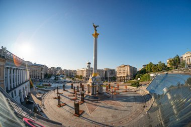 ATO, Stalin ve modern mimari KIEV, UKRAINE 08-04-2024 tarihli fotoğraf sergisi, Stella, Institutskaya Caddesi anıtlarıyla Independence Meydanı 'nın akşam manzarası.