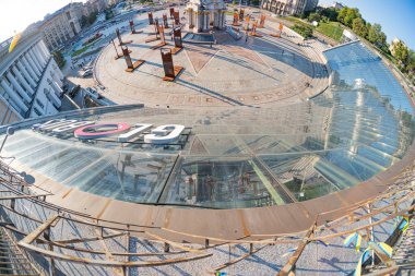 ATO, Stalin ve modern mimari KIEV, UKRAINE 08-04-2024 tarihli fotoğraf sergisi, Stella, Institutskaya Caddesi anıtlarıyla Independence Meydanı 'nın akşam manzarası.
