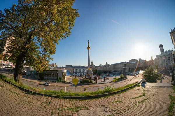 ATO, Stalin ve modern mimari KIEV, UKRAINE 08-04-2024 tarihli fotoğraf sergisi, Stella, Institutskaya Caddesi anıtlarıyla Independence Meydanı 'nın akşam manzarası.