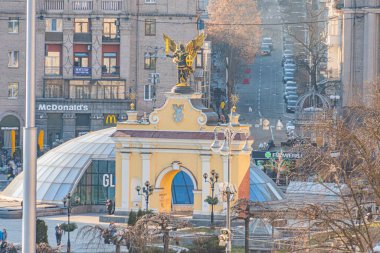 ATO, Stalin ve modern mimari KIEV, UKRAINE 05-04-2024 'ün fotoğraf sergisi, Stella, Institutskaya Caddesi anıtlarıyla Independence Meydanı' nın akşam manzarası.