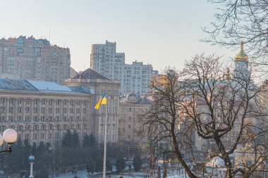 Ukrayna 'nın ana sembolleri - Ukrayna bayrağı ve Ukrayna Ortodoks Kilisesi' nin tapınağı - Arka planda Ukrayna Bayrağı Ülke Politik Arka planı KIEV, UKRAINE 05-04-2024
