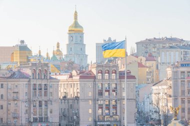 Ukrayna 'nın ana sembolleri - Ukrayna bayrağı ve Ukrayna Ortodoks Kilisesi' nin tapınağı - Ukrayna Bayrağı Ülke Arkaplanı KIEV, UKRAINE 05-04-2024