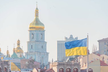 Ukrayna 'nın ana sembolleri - Ukrayna bayrağı ve Ukrayna Ortodoks Kilisesi' nin tapınağı - Ukrayna Bayrağı Ülke Arkaplanı KIEV, UKRAINE 05-04-2024