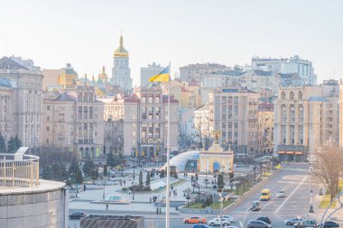 Ukrayna 'nın ana sembolleri - Ukrayna bayrağı ve Ukrayna Ortodoks Kilisesi' nin tapınağı - Ukrayna Bayrağı Ülke Arkaplanı KIEV, UKRAINE 05-04-2024