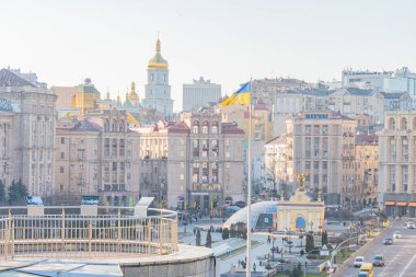Ukrayna 'nın ana sembolleri - Ukrayna bayrağı ve Ukrayna Ortodoks Kilisesi' nin tapınağı - Ukrayna Bayrağı Ülke Arkaplanı KIEV, UKRAINE 05-04-2024