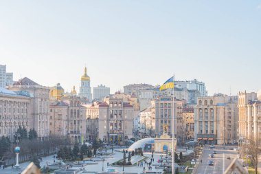 Ukrayna 'nın ana sembolleri - Ukrayna bayrağı ve Ukrayna Ortodoks Kilisesi' nin tapınağı - Ukrayna Bayrağı Ülke Arkaplanı KIEV, UKRAINE 05-04-2024