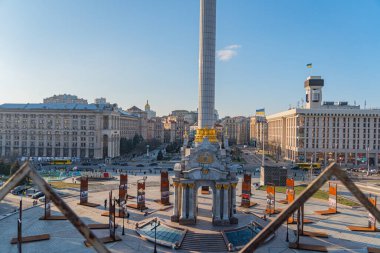 ATO, Stalin ve modern mimari KIEV, UKRAINE 05-04-2024 'ün fotoğraf sergisi, Stella, Institutskaya Caddesi anıtlarıyla Independence Meydanı' nın akşam manzarası.