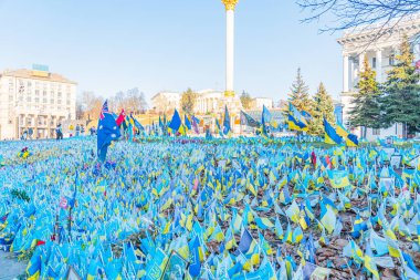 Meydanda birçok Ukrayna bayrağı var Meydan Nezalezhnosti. Khreshchatyk caddesinde düşen Rus-Ukrayna savaş bayraklarının kurbanlarının anıları. Kyiv, Ukrayna. 10-05-2023