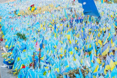 Meydanda birçok Ukrayna bayrağı var Meydan Nezalezhnosti. Khreshchatyk caddesinde düşen Rus-Ukrayna savaş bayraklarının kurbanlarının anıları. Kyiv, Ukrayna. 10-05-2023