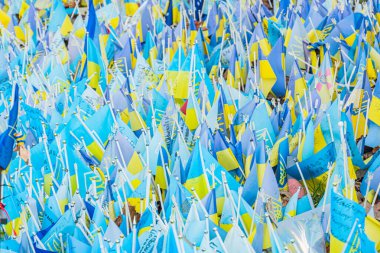 Meydanda birçok Ukrayna bayrağı var Meydan Nezalezhnosti. Khreshchatyk caddesinde düşen Rus-Ukrayna savaş bayraklarının kurbanlarının anıları. Kyiv, Ukrayna. 10-05-2023