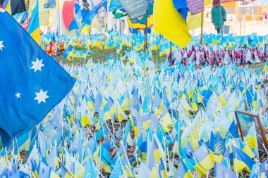 Meydanda birçok Ukrayna bayrağı var Meydan Nezalezhnosti. Khreshchatyk caddesinde düşen Rus-Ukrayna savaş bayraklarının kurbanlarının anıları. Kyiv, Ukrayna. 10-05-2023
