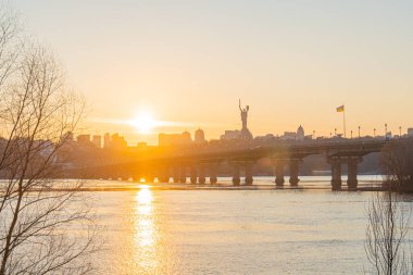 Anavatan Anıtı 'nın kalkanındaki Ukrayna arması Bağımsızlık Günü' nde açıldı. Ukrayna Bayrağı Ülke Arkaplan Siyasi Coğrafya Ulusu KIEV, UKRAINE 05-04-2024.