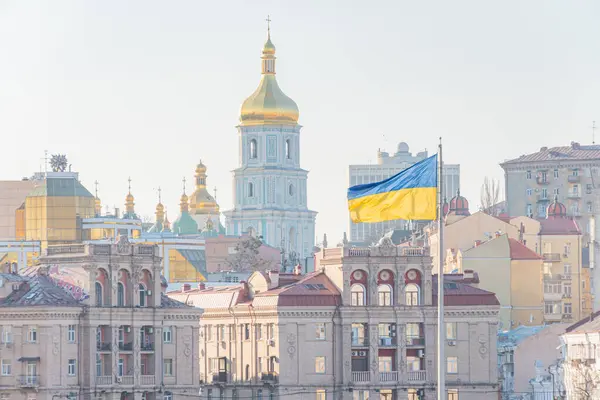 Ukrayna 'nın ana sembolleri - Ukrayna bayrağı ve Ukrayna Ortodoks Kilisesi' nin tapınağı - Ukrayna Bayrağı Ülke Arkaplanı KIEV, UKRAINE 05-04-2024