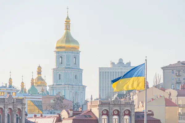 Ukrayna 'nın ana sembolleri - Ukrayna bayrağı ve Ukrayna Ortodoks Kilisesi' nin tapınağı - Ukrayna Bayrağı Ülke Arkaplanı KIEV, UKRAINE 05-04-2024