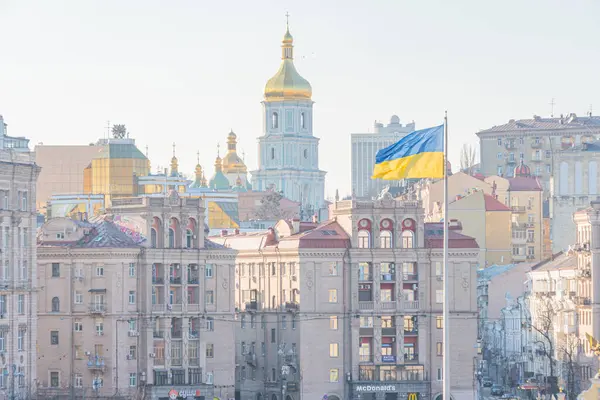 Ukrayna 'nın ana sembolleri - Ukrayna bayrağı ve Ukrayna Ortodoks Kilisesi' nin tapınağı - Ukrayna Bayrağı Ülke Arkaplanı KIEV, UKRAINE 05-04-2024