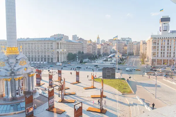 ATO, Stalin ve modern mimari KIEV, UKRAINE 05-04-2024 'ün fotoğraf sergisi, Stella, Institutskaya Caddesi anıtlarıyla Independence Meydanı' nın akşam manzarası.