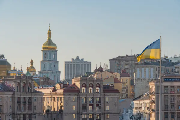 ATO, Stalin ve modern mimari KIEV, UKRAINE 05-04-2024 'ün fotoğraf sergisi, Stella, Institutskaya Caddesi anıtlarıyla Independence Meydanı' nın akşam manzarası.