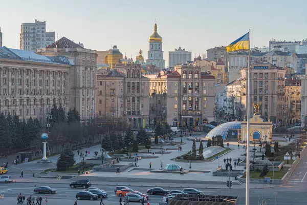 ATO, Stalin ve modern mimari KIEV, UKRAINE 05-04-2024 'ün fotoğraf sergisi, Stella, Institutskaya Caddesi anıtlarıyla Independence Meydanı' nın akşam manzarası.