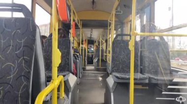 Kyiv Şehir Otobüsü 'nün içi ayakta duruyor, gündüz ulaşımı sırasında koltuk ve insanlar yok. Yolcuların toplu taşıma araçlarıyla taşınması. Kyiv, Ukrayna 08-22-2024 otobüsünün ergonomik iç hatları