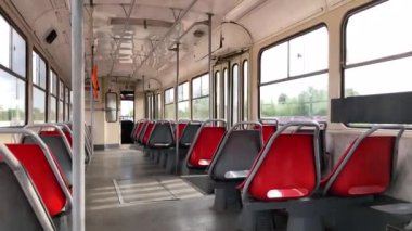 Modern şehir tramvayı. Büyük şehirlerdeki ulaşım sistemi. Çalışmak için seyahat eden insanlar. Boş renkli bir otobüs tramvayında. Yolcu taşımacılığında. Kyiv, Ukrayna 08-22-2024