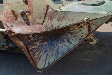 Pas ve çürümenin her yeri kapladığı savaştan zarar görmüş bir arabanın detaylı bir görüntüsü. Rusya ile Ukrayna 'daki sokak savaşında hasar gördü. detay dokusu.