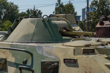 Pas ve çürümenin her yeri kapladığı savaştan zarar görmüş bir arabanın detaylı bir görüntüsü. Rusya ile Ukrayna 'daki sokak savaşında hasar gördü. detay dokusu.