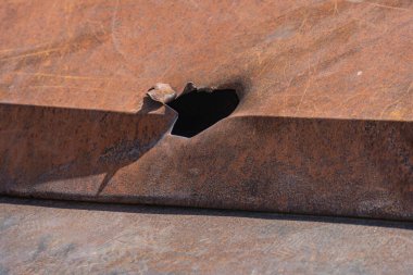 Pas ve çürümenin her yeri kapladığı savaştan zarar görmüş bir arabanın detaylı bir görüntüsü. Rusya ile Ukrayna 'daki sokak savaşında hasar gördü. detay dokusu.