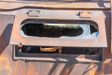 Pas ve çürümenin her yeri kapladığı savaştan zarar görmüş bir arabanın detaylı bir görüntüsü. Rusya ile Ukrayna 'daki sokak savaşında hasar gördü. detay dokusu.