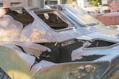 Pas ve çürümenin her yeri kapladığı savaştan zarar görmüş bir arabanın detaylı bir görüntüsü. Rusya ile Ukrayna 'daki sokak savaşında hasar gördü. detay dokusu.