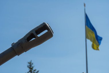 Bir Ukrayna bayrağı ve silah ağzı. Rus-Ukrayna savaşı kavramı. Ukrayna savunması. Ukrayna için silah ve yardım.