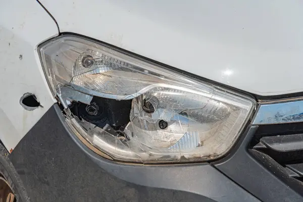 Çarpışan araba ön camı, kırık ve hasarlı araba. Kırık cam kırıklarına yakın çekim. Camdaki parlak doku çatlağı. kırık ayna.