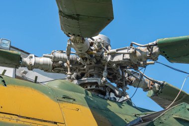 Ukrayna askeri helikopterinin pervanesi. Modern bir helikopter pervane ve motoru detaylandırır. Helikopter pervanesi. Helikopterin pervaneleri, helikopter pervanesinin parçaları..