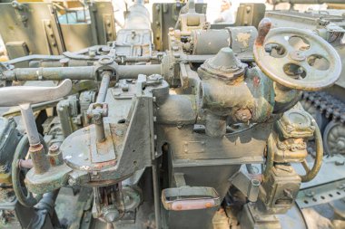 Ukrayna için silah tedariği. Ukrayna topçuları, Rus-Ukrayna savaşının silahları. Silahın bir kısmı yakın planda. Askeri haki rengi var. Metal silah metali. Yeni topçular..