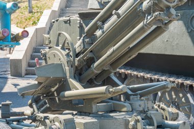 Büyük kalibreli mermili makineli tüfek. Otomatik silahlar. Silahın bir kısmı yakın planda. Askeri haki rengi var. Metal silahlar. Ukrayna için silah teçhizatı. Rus-Ukrayna savaşından kalma silahlar.