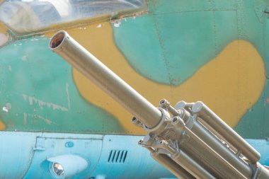 Ukrayna için silah tedariği. Ukrayna topçuları, Rus-Ukrayna savaşının silahları. Silahın bir kısmı yakın planda. Askeri haki rengi var. Metal silah metali. Yeni topçular..