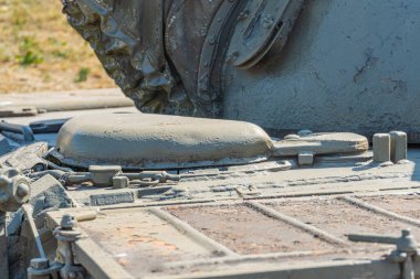 Askeri savaş tankı. Silahın bir kısmı yakın planda. Askeri haki rengi var. Metal silahlar. Ukrayna için silah teçhizatı. Ukrayna ve Rus tankları, Rus-Ukrayna savaşından kalma silahlar.
