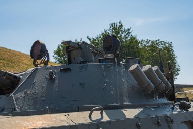 Askeri savaş tankı. Silahın bir kısmı yakın planda. Askeri haki rengi var. Metal silahlar. Ukrayna için silah teçhizatı. Ukrayna ve Rus tankları, Rus-Ukrayna savaşından kalma silahlar.