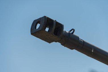 Ukrayna için silah tedariği. Ukrayna topçuları, Rus-Ukrayna savaşının silahları. Silahın bir kısmı yakın planda. Askeri haki rengi var. Metal silah metali. Yeni topçular..