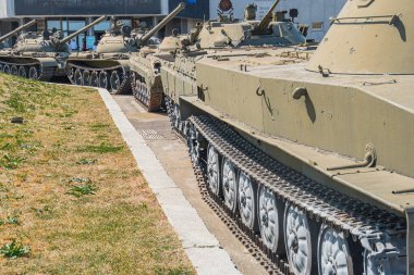 Askeri savaş tankı. Silahın bir kısmı yakın planda. Askeri haki rengi var. Metal silahlar. Ukrayna için silah teçhizatı. Ukrayna ve Rus tankları, Rus-Ukrayna savaşından kalma silahlar.