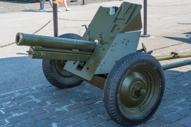 Ukrayna için silah tedariği. Ukrayna topçuları, Rus-Ukrayna savaşının silahları. Silahın bir kısmı yakın planda. Askeri haki rengi var. Metal silah metali. Yeni topçular..