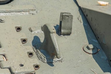 Askeri savaş tankı. Silahın bir kısmı yakın planda. Askeri haki rengi var. Metal silahlar. Ukrayna için silah teçhizatı. Ukrayna ve Rus tankları, Rus-Ukrayna savaşından kalma silahlar.