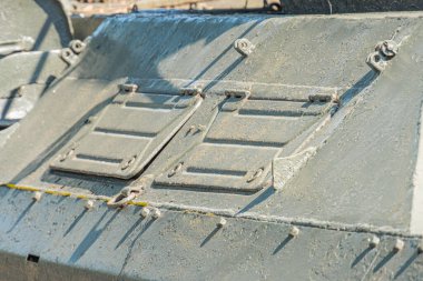 Askeri savaş tankı. Silahın bir kısmı yakın planda. Askeri haki rengi var. Metal silahlar. Ukrayna için silah teçhizatı. Ukrayna ve Rus tankları, Rus-Ukrayna savaşından kalma silahlar.