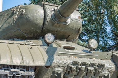Askeri savaş tankı. Silahın bir kısmı yakın planda. Askeri haki rengi var. Metal silahlar. Ukrayna için silah teçhizatı. Ukrayna ve Rus tankları, Rus-Ukrayna savaşından kalma silahlar.