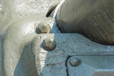 Askeri savaş tankı. Silahın bir kısmı yakın planda. Askeri haki rengi var. Metal silahlar. Ukrayna için silah teçhizatı. Ukrayna ve Rus tankları, Rus-Ukrayna savaşından kalma silahlar.